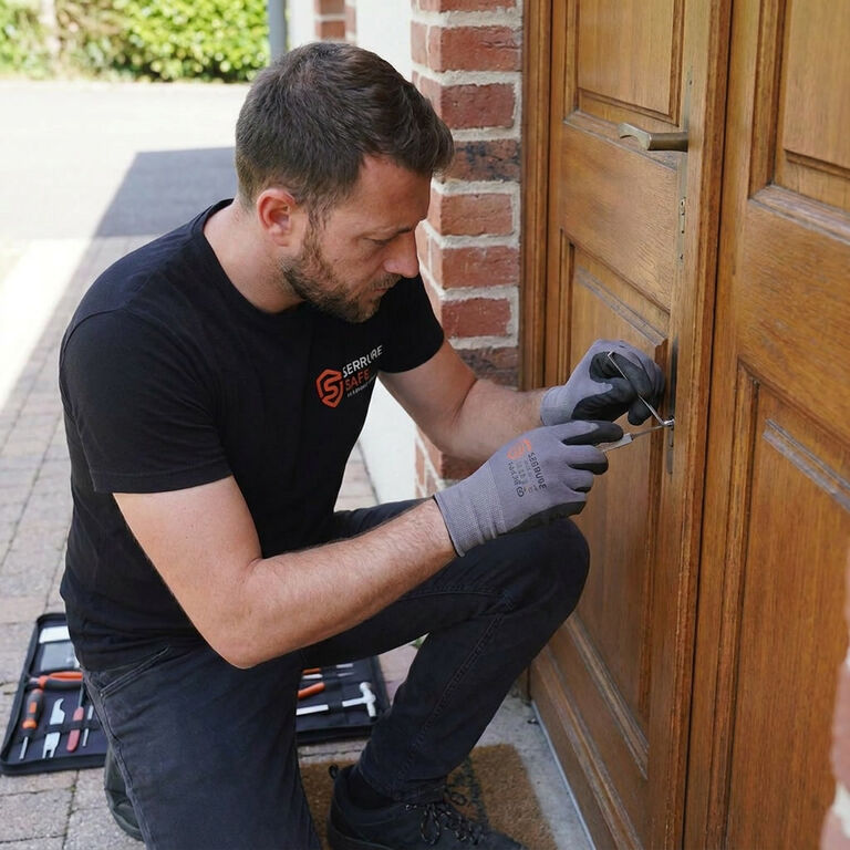 Serrurier SerrureSafe en intervention : ouverture et changement de serrure sur porte d'entrée en Essonne